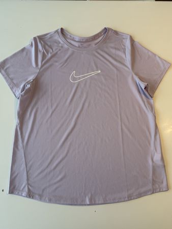 Nike Turn Tishert gr 158/164 Lila