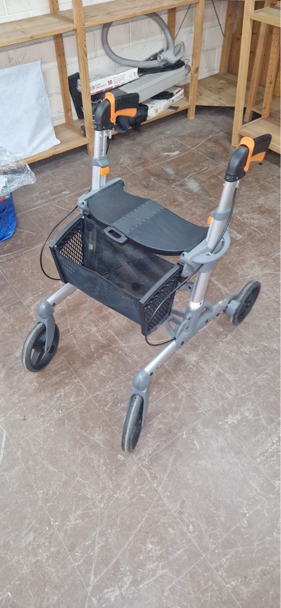 Gehhilfen: Rollator Gehhilfe mit Sitz und Korb  – Gebraucht aus Riehen von Hamohaustechnik 1