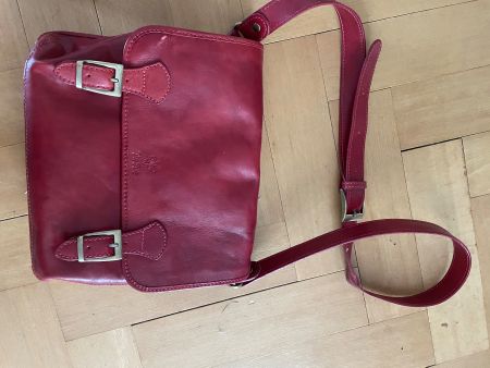 Rote Ledertasche