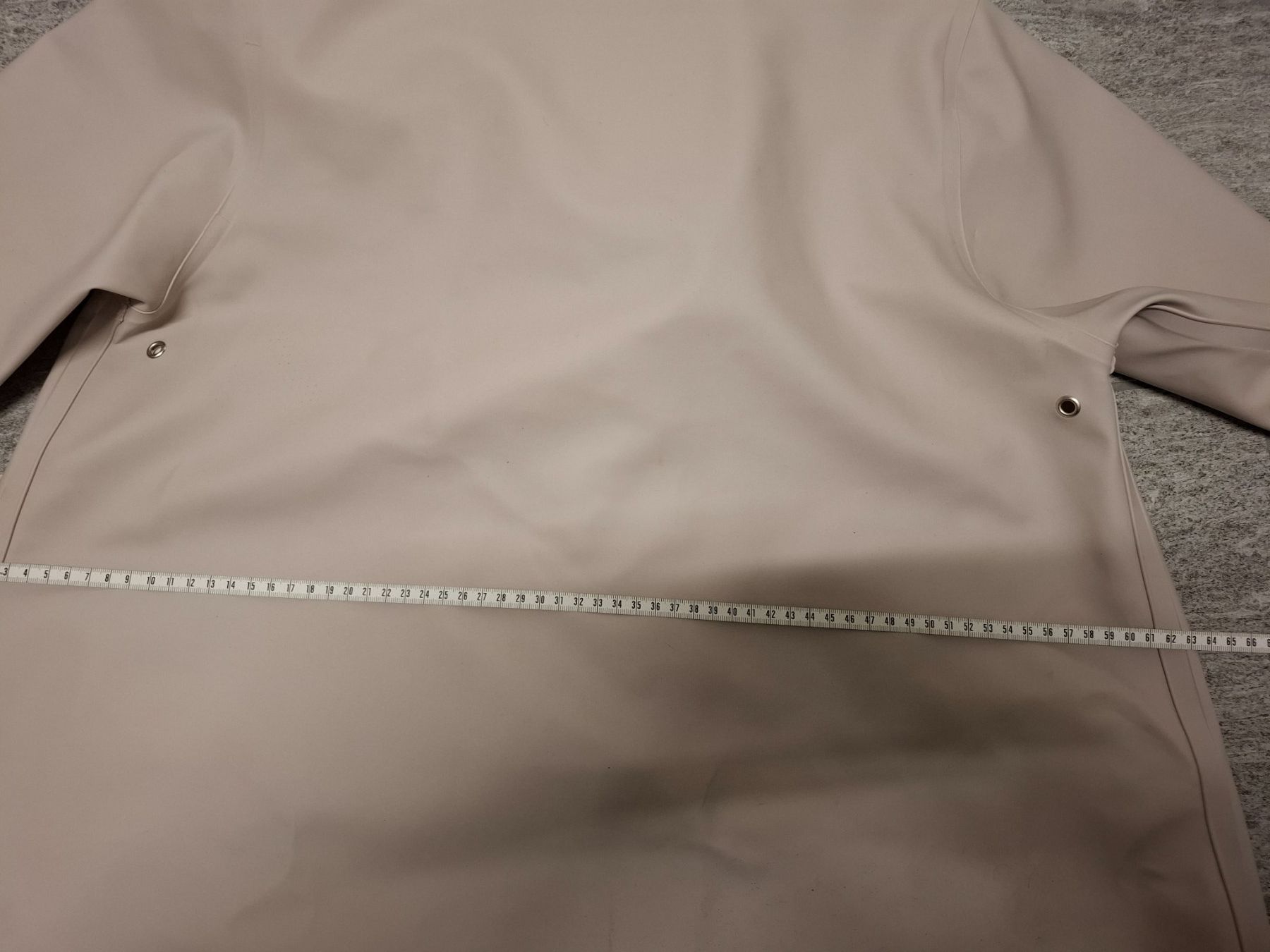 Stutterheim Cappotti: Regenmantel von Stutterheim in Beige, Gr. S – Usato da Jenins venduto da kunzli88 7