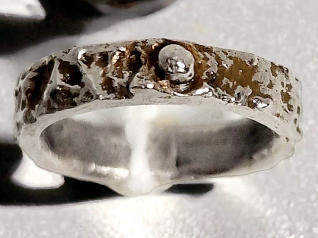 Anelli: Handgefertigter Ring, Stahl, bronzig coloriert, Gr. 48.75 – Nuovo e nell'imballaggio originale da Aarau venduto da Schmuckhoehle_MD 2