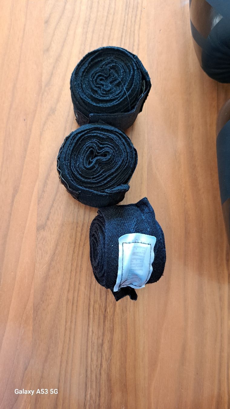 Schutz & Schoner: Kickbox-Ausrüstung Boxhandschuhe, Beinschoner Set Gr L – Gebraucht aus Röthenbach Hbsee von Persy40 5