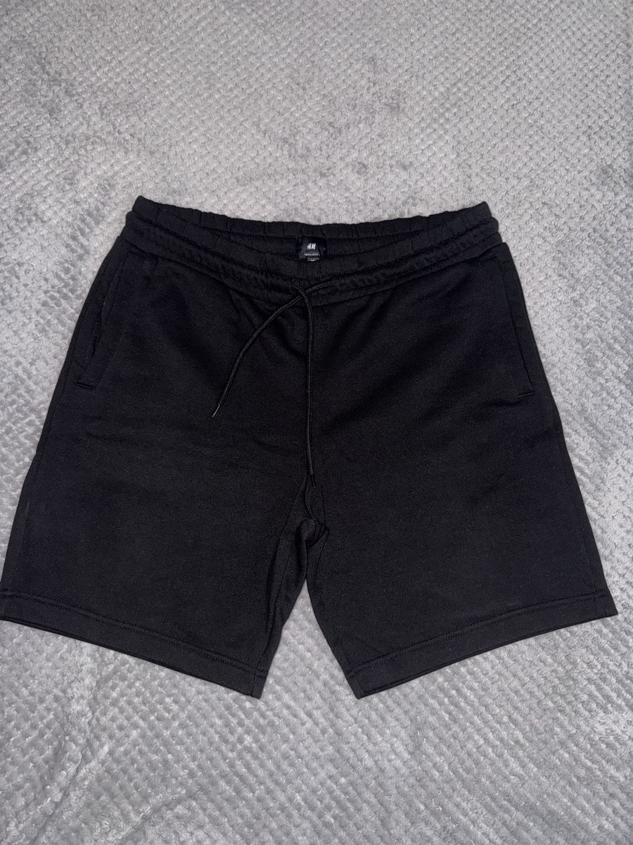 H&M Hosen: Short noir H&M – Gebraucht aus Aigle von ama_n8k2 1