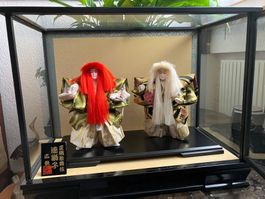 Antik Japan zwei Kabuki Renjishi Tänzer Puppen in Glasvitrin