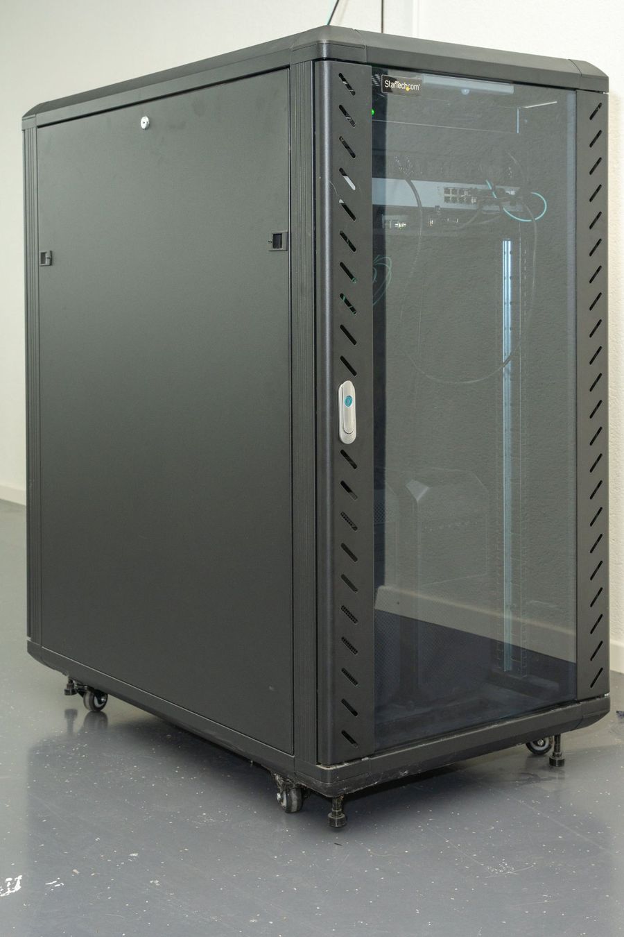 Racks & Cavalletti: StarTech 22U 36" Server Rack Cabinet / Schrank – Usato da Dietlikon venduto da phi_j5l6