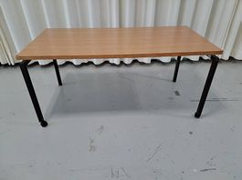 Massiver Arbeitstisch - mit Rädern