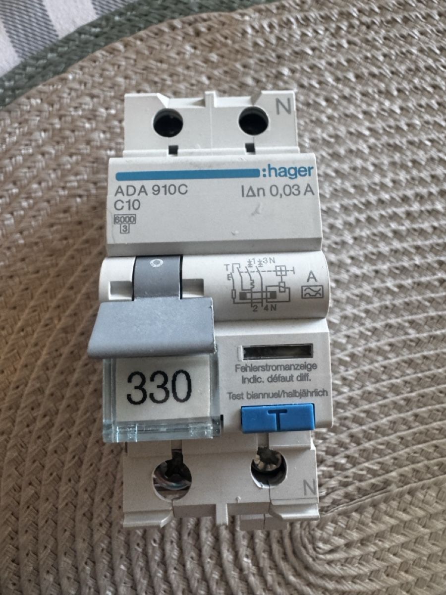 Hager Interrupteurs: Hager Fehlerstromschutzschalter ADA 910C C10 gebrauch – D'occasion à Niederrohrdorf par S.Hubar