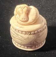 Petite boîte à onguent époqueMeiji cheval motifs gravés