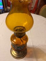 Belle lampe à pétrole vintage, verre ambré