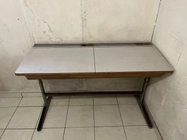 Bureau d'écolier vintage des années 60-70 en bon état