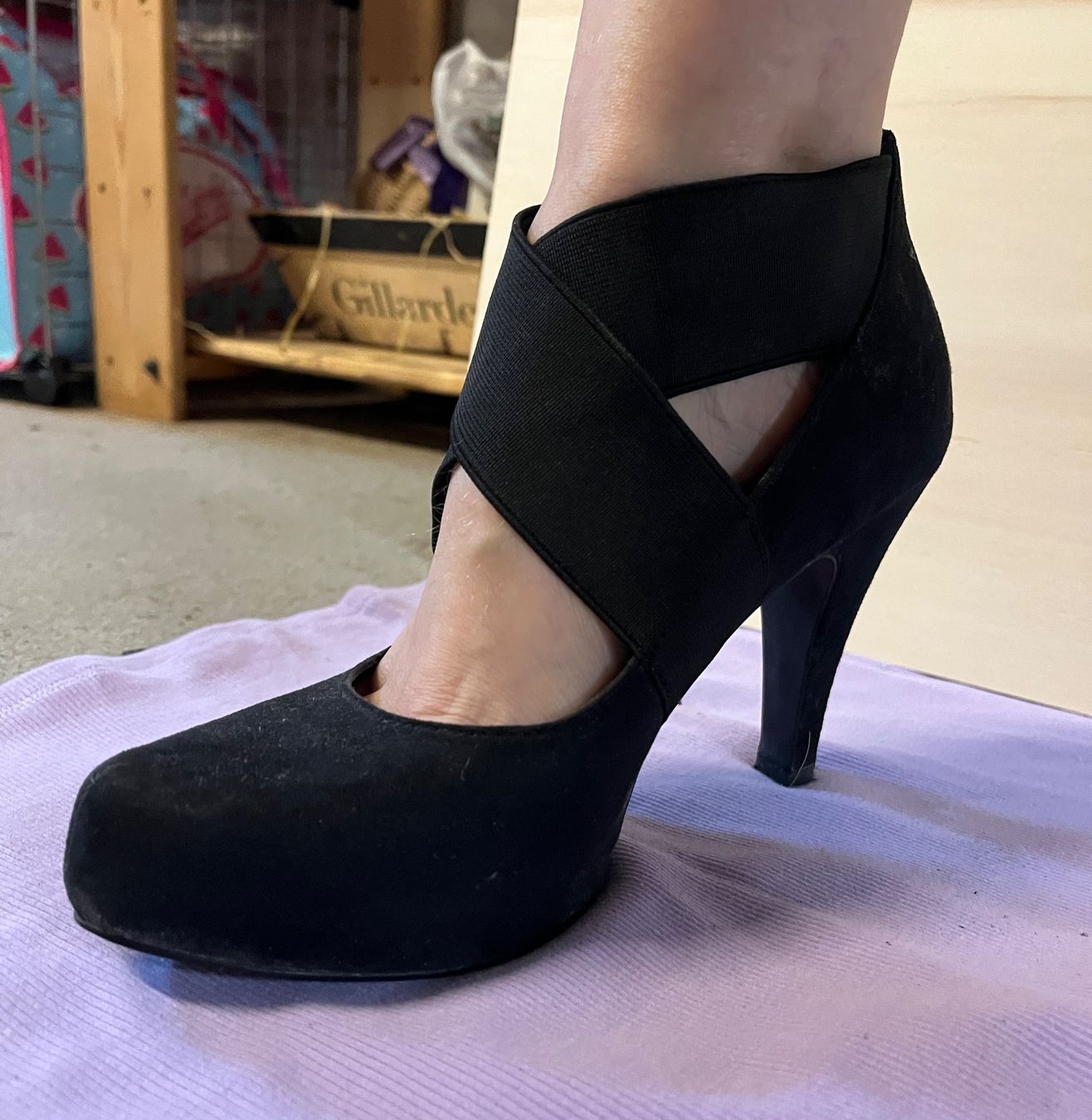 Scarpe da donna: schwarze Pumps, Samtoptik – Usato da Reigoldswil venduto da tan_wh69