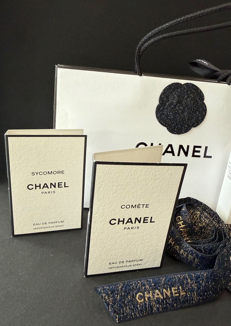Chanel Borse: CHANEL - Parfumminis  Papiertasche Kamelie Geschenksband – Nuovo (secondo la descrizione) da St. Gallen venduto da aracne 1