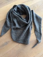 Handgestricktes Dreieckstuch/Schal aus Wolle grau