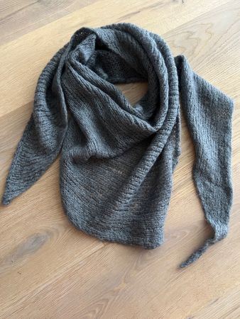 Handgestricktes Dreieckstuch/Schal aus Wolle grau