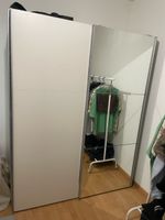 Kleiderschrank mit Schiebetür und Spiegel