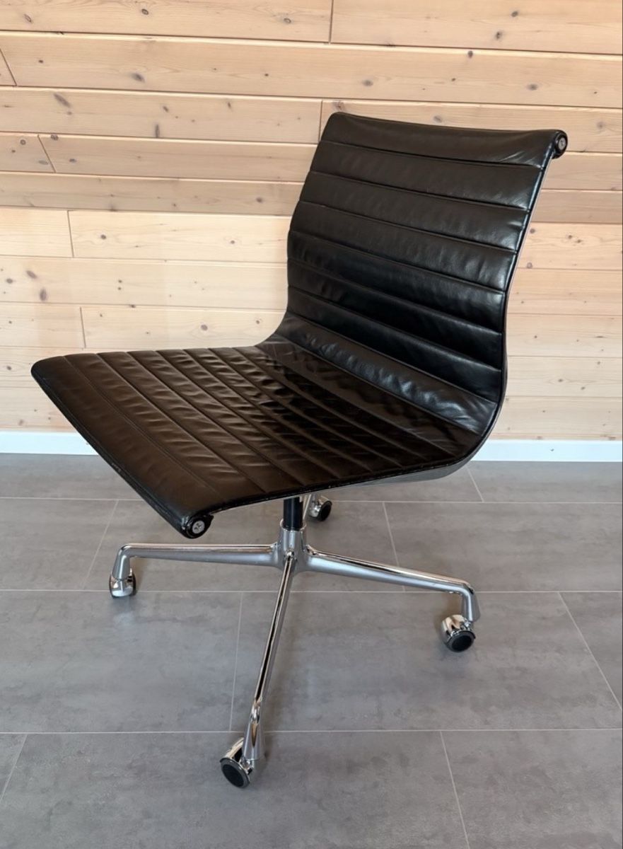 Eames Sedie: Charles Eames Aluminium Stuhl EA105 von 1990 – Usato da Lausen venduto da baeumepfleger