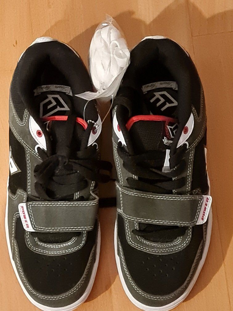 Chaussures hommes: Neu: Sneaker - schwarz/grau - Gr.44 – Neuf (Voir description) à Uznach par Laeuffer