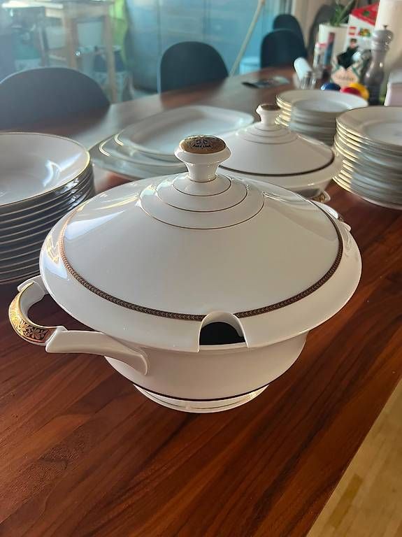 Set di piatti: Geschirrset mit Goldrand – Usato da Zürich venduto da jug01 3