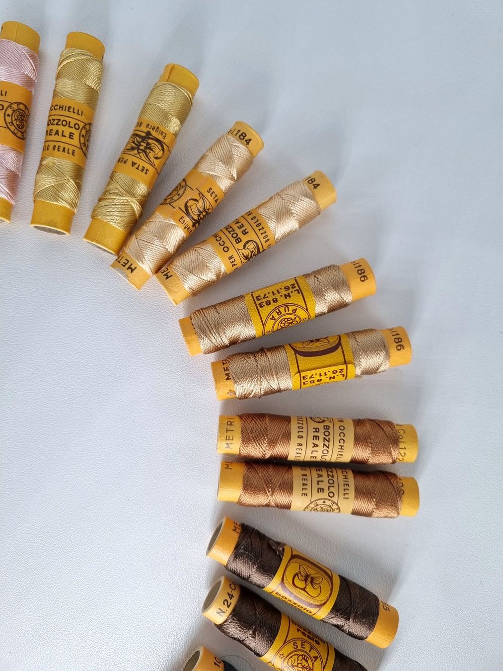 Cordicelle & Fili: 32x Vintage Seidengarn Set Blumen Farben Stickgarn – Nuovo e nell'imballaggio originale da Mels venduto da DACRI 4