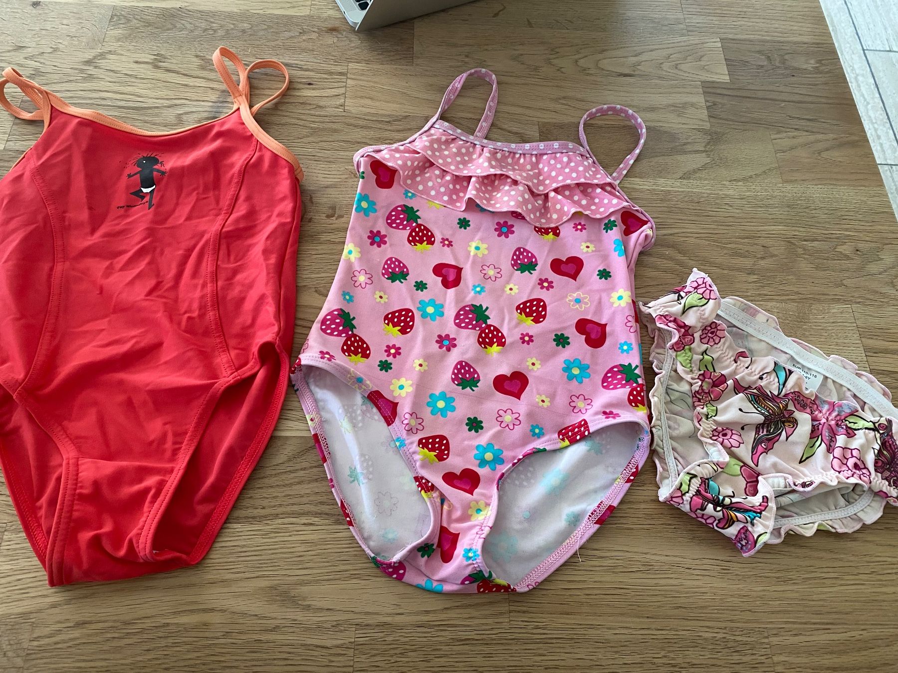 Costumi da bagno & Bikini: 2 Badeanzüge und eine Hose Gr. 110 – Usato da Hauenstein venduto da Ginsy