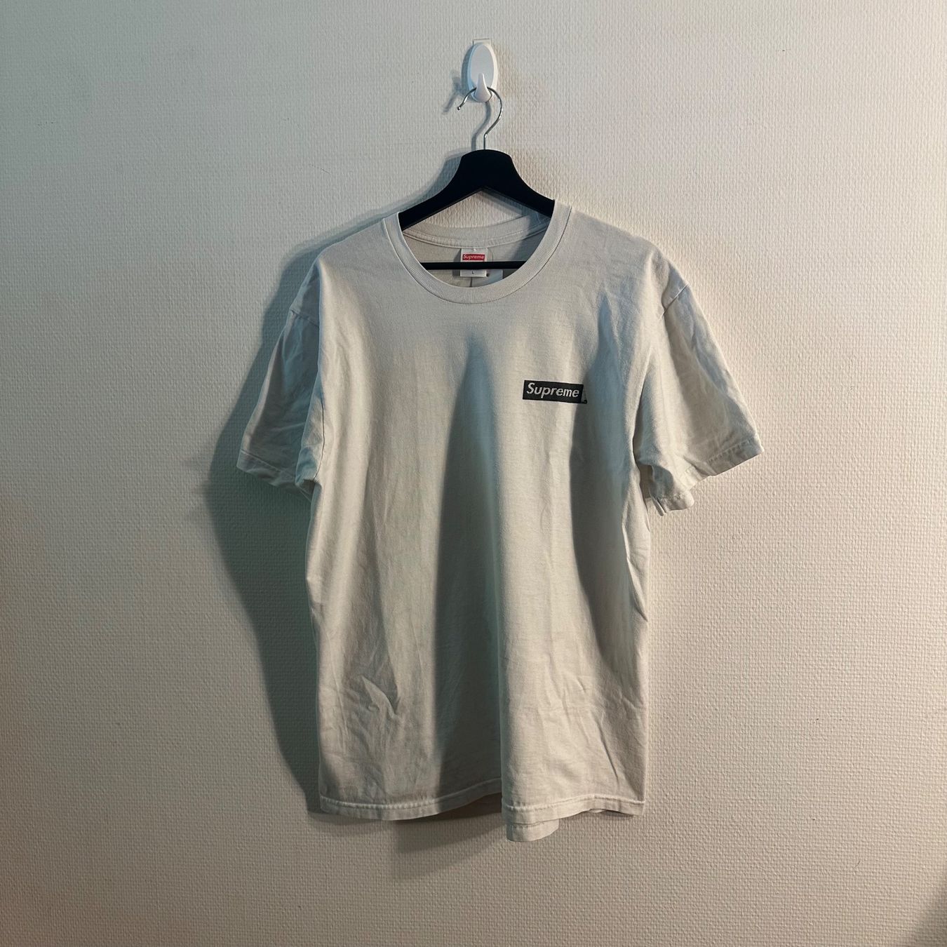Supreme T-shirt: Supreme Tshirt (White) – Nuovo (secondo la descrizione) da Bern venduto da gia_jqj7