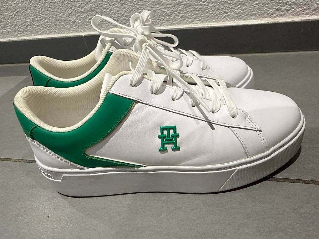 Scarpe da donna: Tommy Hilfiger Sneaker Gr. 39 – Usato da Stetten AG venduto da mik_2mq8