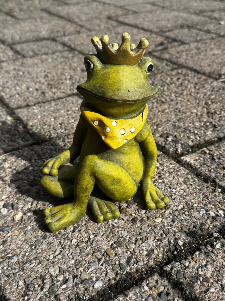 Statuette: Froschkönig Figur mit Halstuch – Usato da Egg b. Zürich venduto da Brocki_Insel_Egg