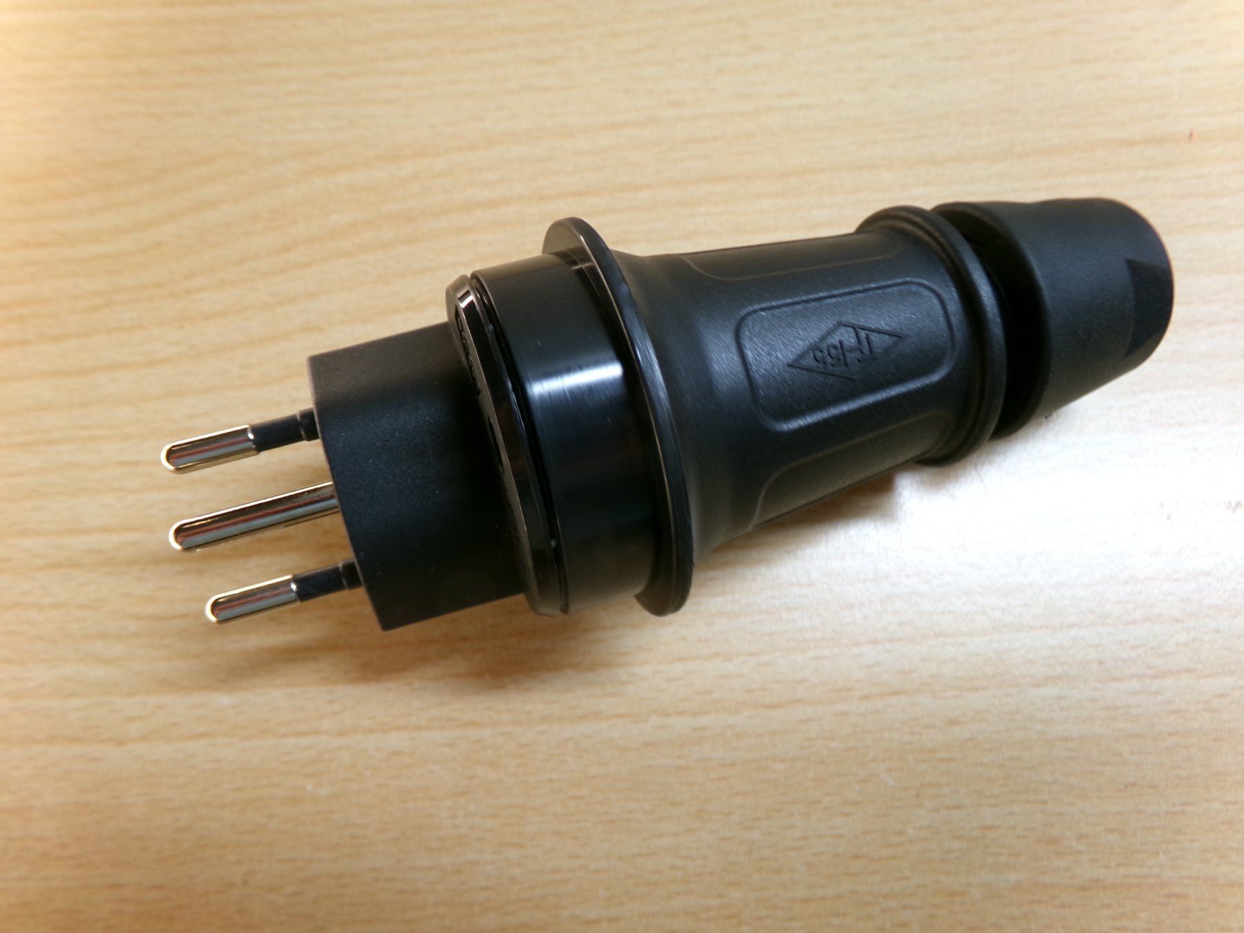Spine: Stecker Typ13 IP55 schwarz – Nuovo (secondo la descrizione) da Hombrechtikon venduto da HaGeKa50