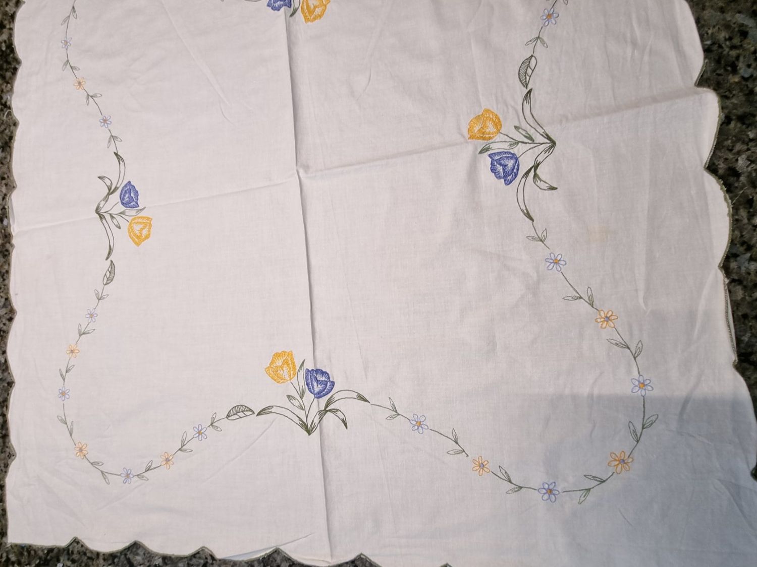 Sonstige Tischwäsche: Tischdecke mit Blumen bestickt 80 x 80 cm – Gebraucht aus geroldswil von Gumball1 2