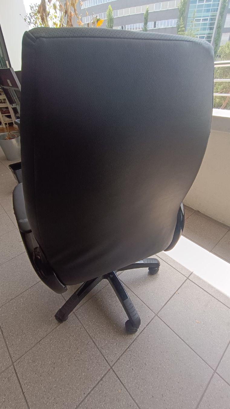 Chaises: Bürostuhl schwarz Kunstleder gebraucht – D'occasion à Zürich par carl_theodor 1