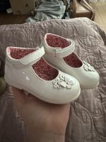 Weisse sandallen , Grösse 22, mit Blumen - Festlich!