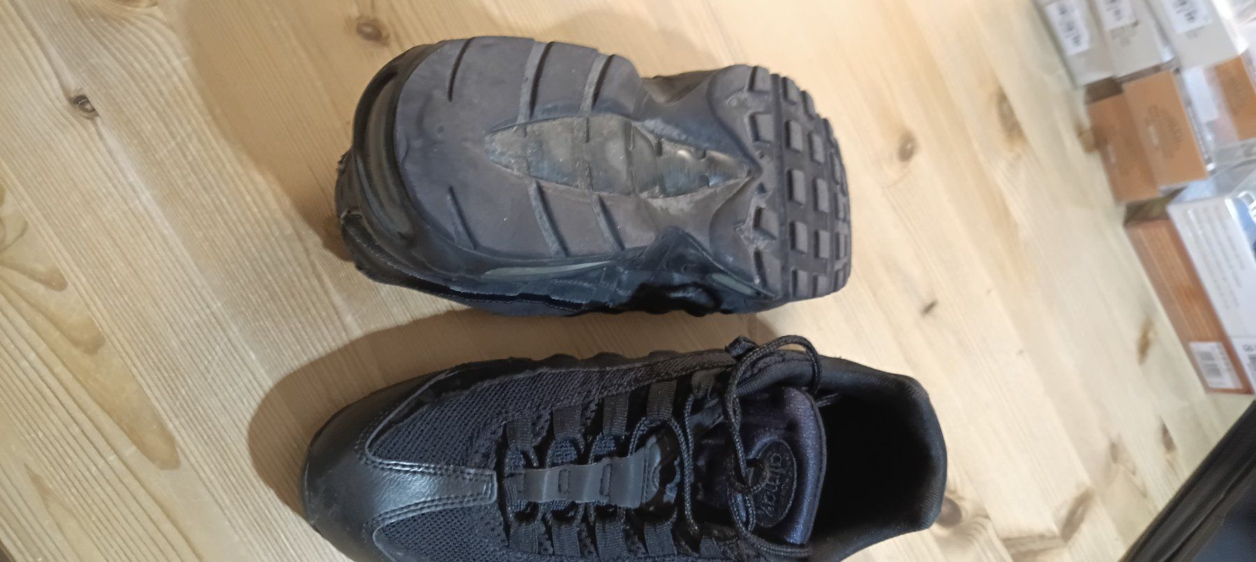 Nike Scarpe da uomo: NIKE AIR MAX GRÖSSE 43 SCHWARZ – Difettoso da Embrach venduto da nau_bj7j 1