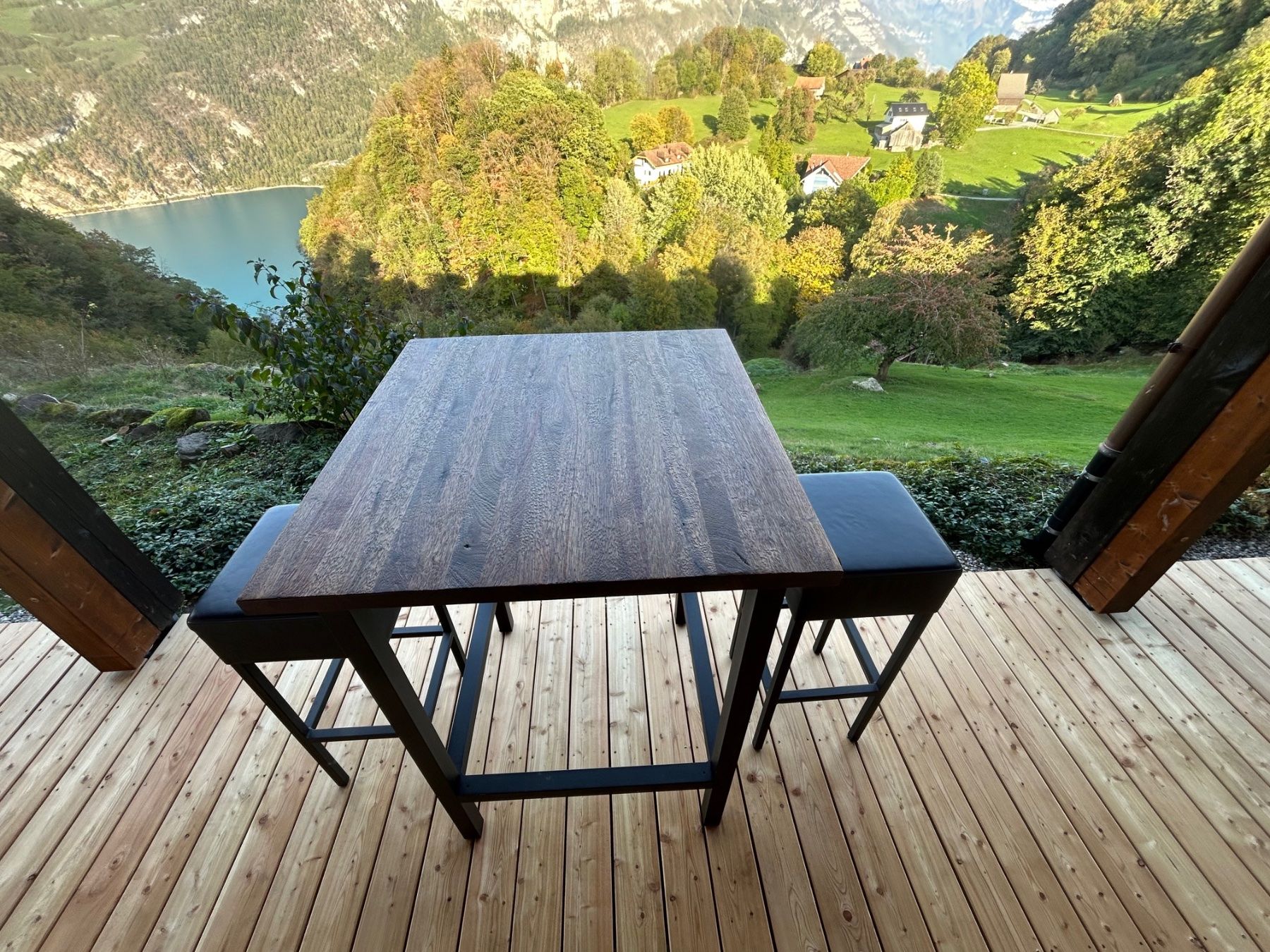 Set tavolo e sedie: Terrasenhochtisch mit 2 Lederhocker – Usato da Filzbach venduto da wei_c9m6 1