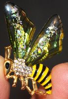 Brosche C-771 – Biene mit Strass Steinen - 2,5 x 3,5 cm
