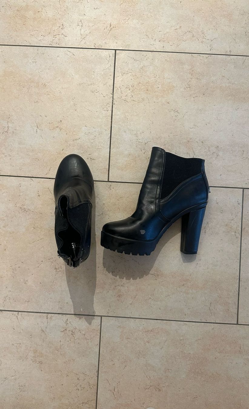 Damenschuhe: Stiefeletten mit Absatz, Grösse 38 – Neu (gemäss Beschreibung) aus Sissach von Siraiwan