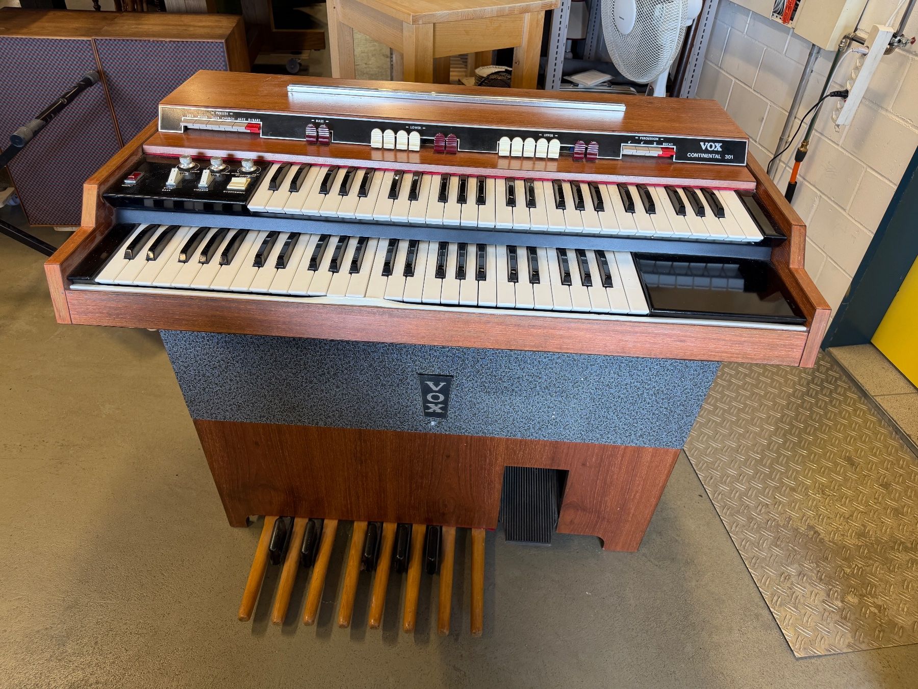 Vox Instruments de musique: Orgel VOX CONTINENTAL 301 Vintage – D'occasion à Strengelbach par RaenAntikDesign