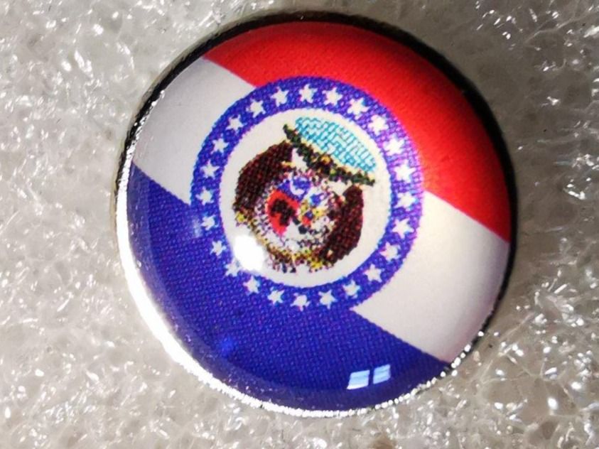 Spille & Fermagli: Ansteckpin 1: Flagge US Bundesstaat – Usato da Oppligen venduto da Pin-Fall-Shop