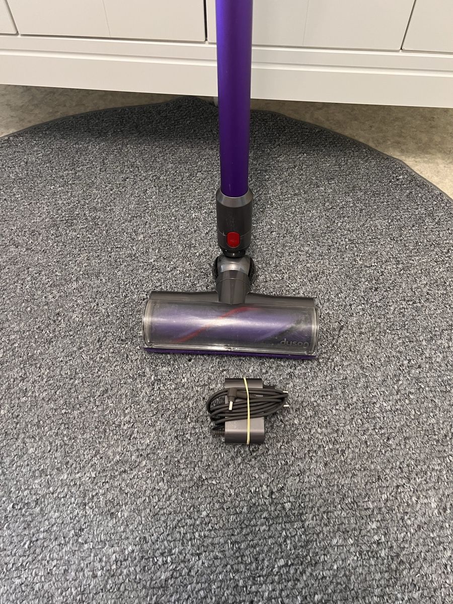 Dyson Staubsauger & Zubehör: Dyson V10 Akku Staubsauger – Neu (gemäss Beschreibung) aus Basel von caj_l6qk 1
