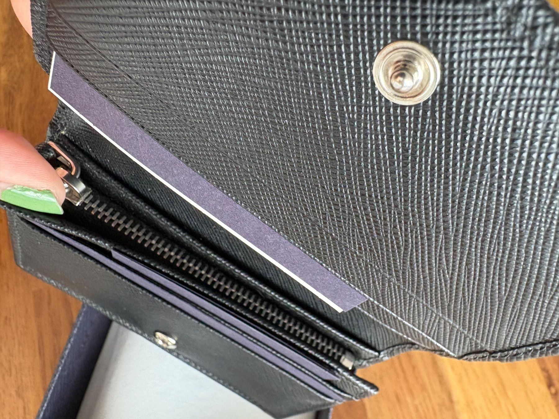 Prada Portafogli: Prada Small Saffiano Leather Wallet – Nuovo (secondo la descrizione) da Aarburg venduto da roc_9n2c 6