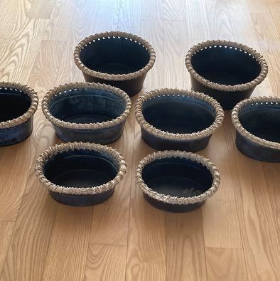 Tutte le decorazioni: Dekorative schwarze Blechbehälter mit Bast – Nuovo (secondo la descrizione) da Baar venduto da Aatina