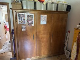 Kleiderschrank Holz mit Türen und viel Stauraum