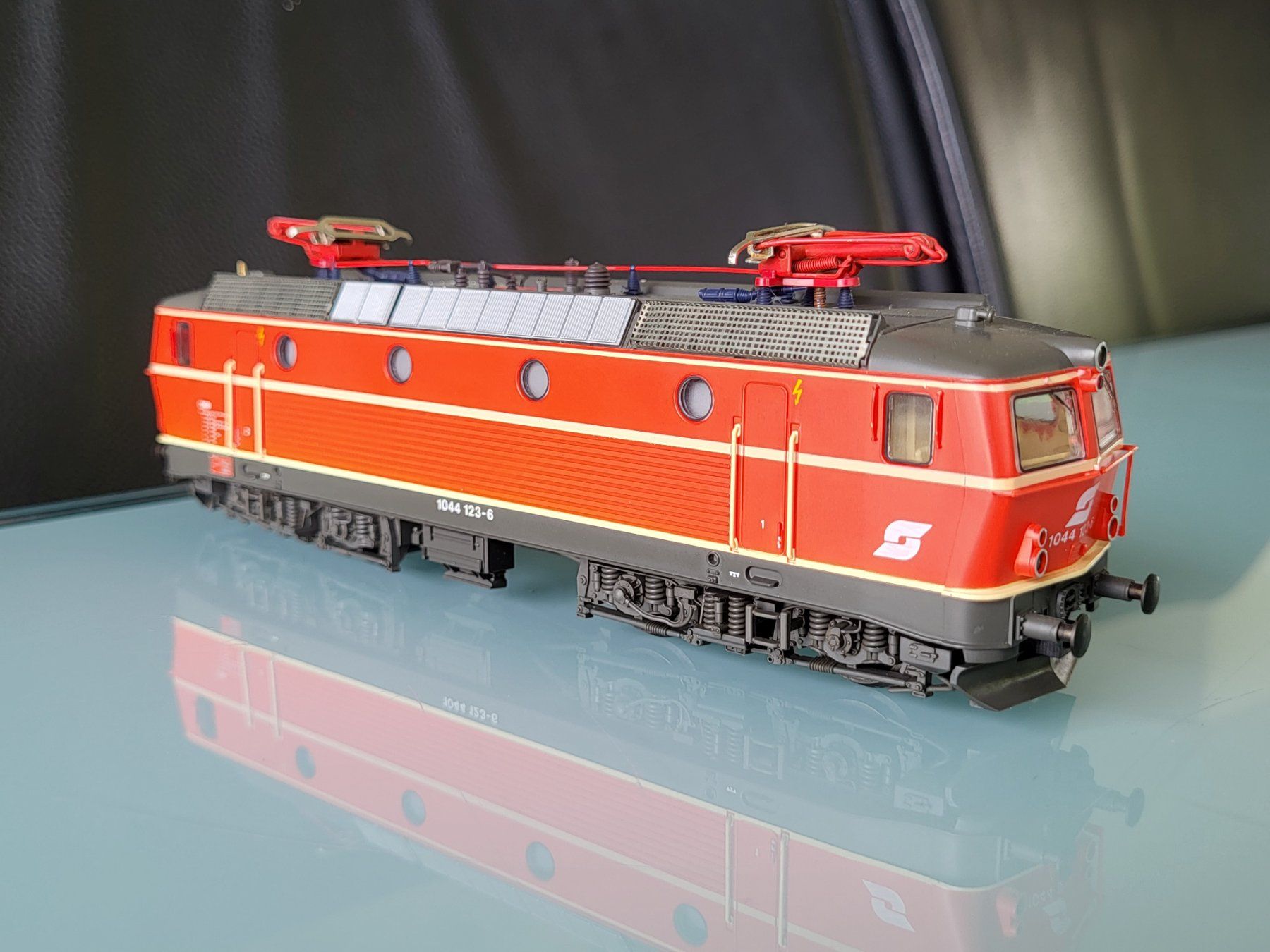 Roco Modellini di ferrovie: H0  ROCO  ÖBB  1044 123-6 – Usato da Oberburg venduto da sensetal 2