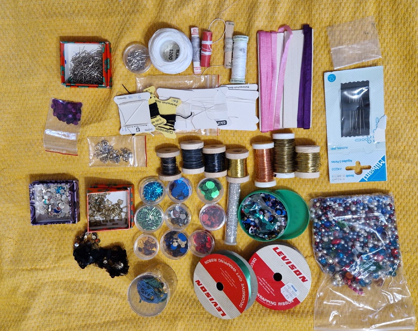 Kit bricolage: Bastel-Schnäppchen: Perlen, Pailletten, Garne uvm. – Usato da Oberengstringen venduto da Sheera7 1