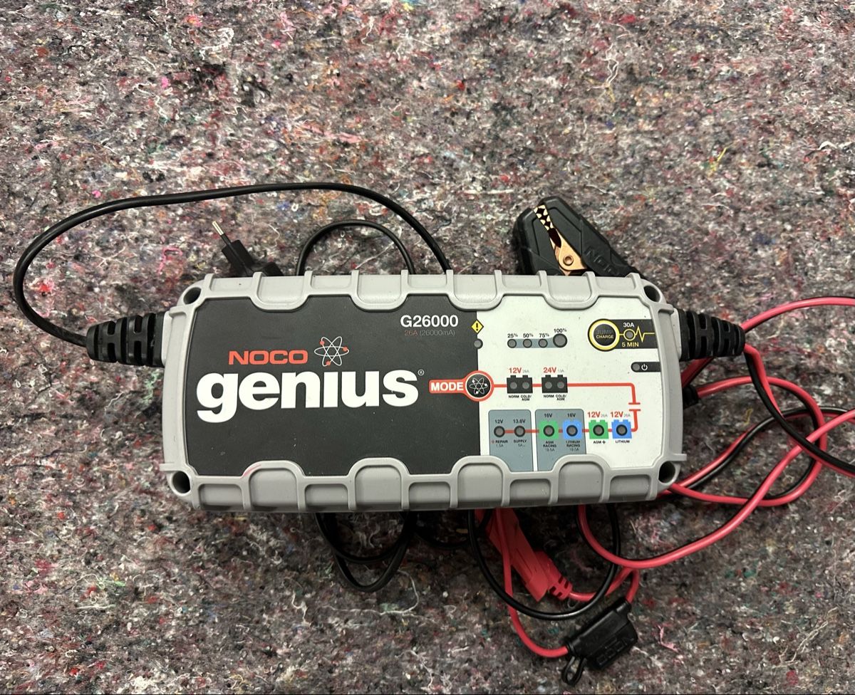 Noco Caricabatterie: Batterieladegerät Noco G26000 Genius Pro – Usato da Seuzach venduto da kat_5qwy