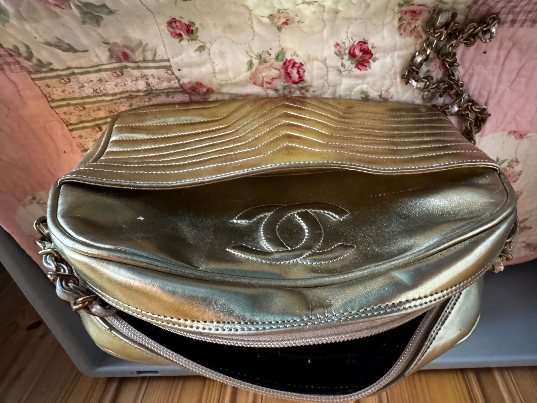 Borse da donna: Sac CC doré cuir matelassé vintage – Usato da Ovronnaz venduto da Etagne68 5