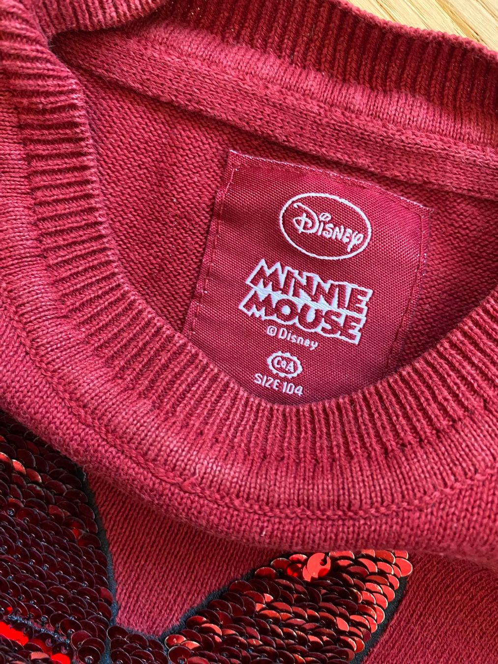 Pullover & Sweatshirts: Herziger Disney Minnie Pullover mit Pailletten Gr 104 – Gebraucht aus Trachslau von RetoM1982 3