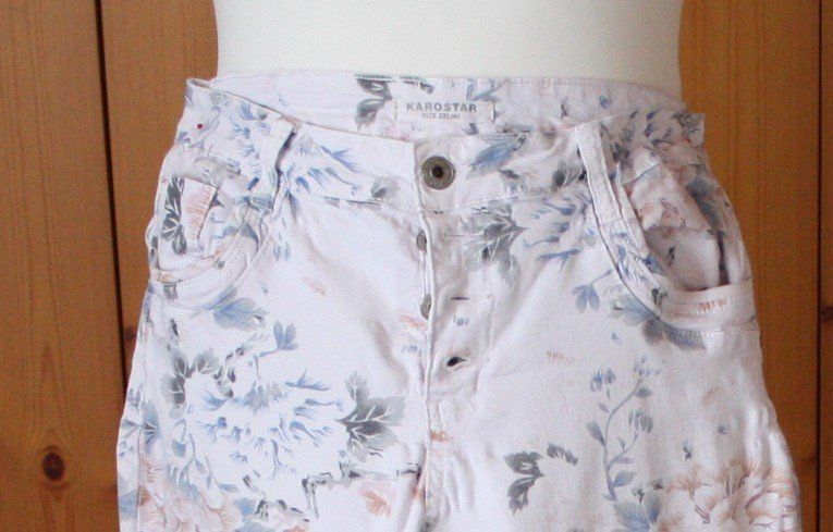 Hosen: Hose KAROSTAR weiss - bunt Gr. 44 – Gebraucht aus Flüelen von Diversicum-Curvy 1