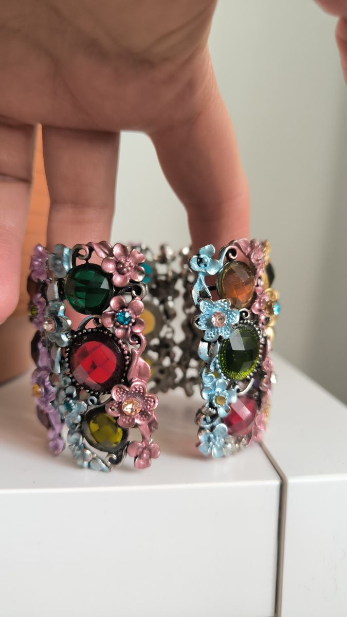 Bracelets: Bunter Blumenarmreif, elastisch – D'occasion à Seuzach par laj_p6gj 1