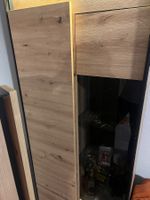 Schrank mit passendem Wandregal