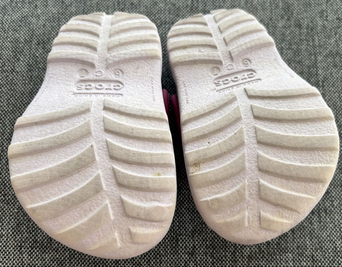 Crocs Schuhe für Mädchen: Minnie Mouse Badeschuhe/C, Grösse 22-24 – Gebraucht aus Jegenstorf von Annina0506 1